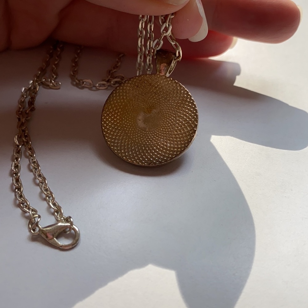 Costume bee jewelry with two pairs of earrings one queen bee necklace talisman - Picture 7 of 7